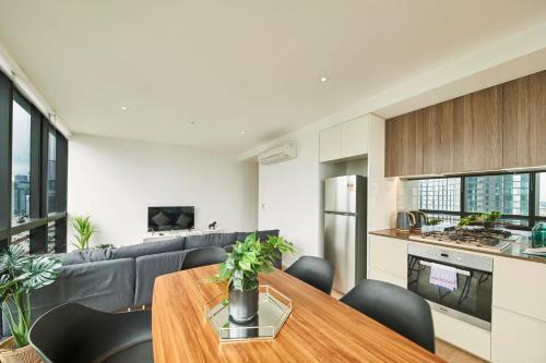 Sky Haven Modern Retreat with Free Parking