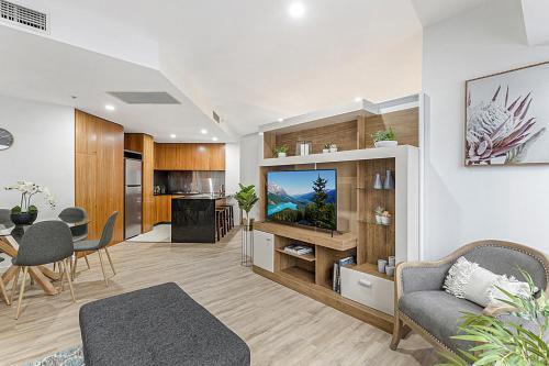 Executive Unit With Pool and Gym Near Riverfront - Tap to explore photos