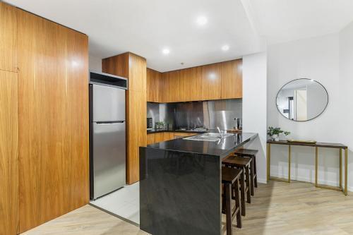Executive Unit With Pool and Gym Near Riverfront - Tap to explore photos