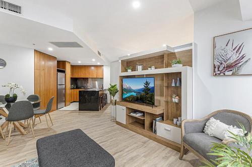 Executive Unit With Pool and Gym Near Riverfront - Tap to explore photos