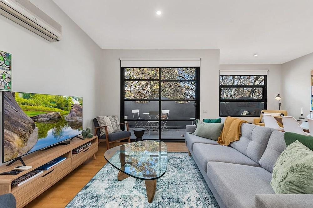 Beautiful 2-storey Unit With Balcony Near Smith St - Tap to explore photos