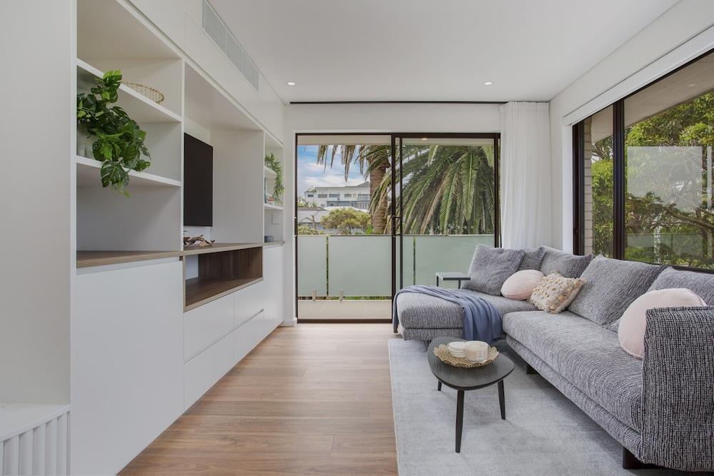 North-east Facing Modern 2-bed Apartment - Tap to explore photos