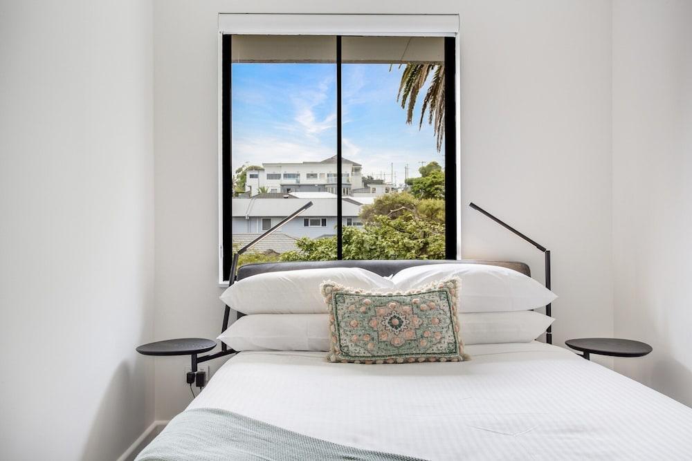 North-east Facing Modern 2-bed Apartment - Tap to explore photos
