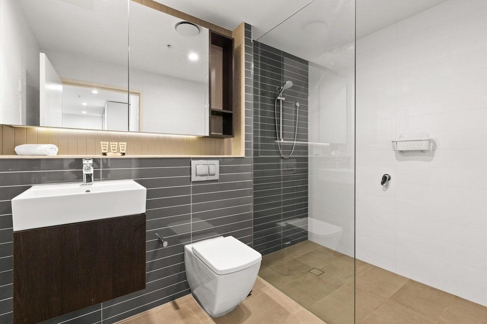 Chic 1-bed With Pool by River, Ferry & Amenities - Tap to explore photos