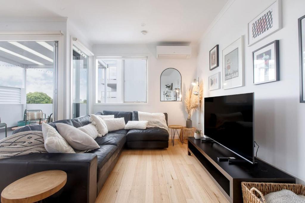'Laidback Lygon' A Two-storey Inner-city Oasis - Tap to explore photos