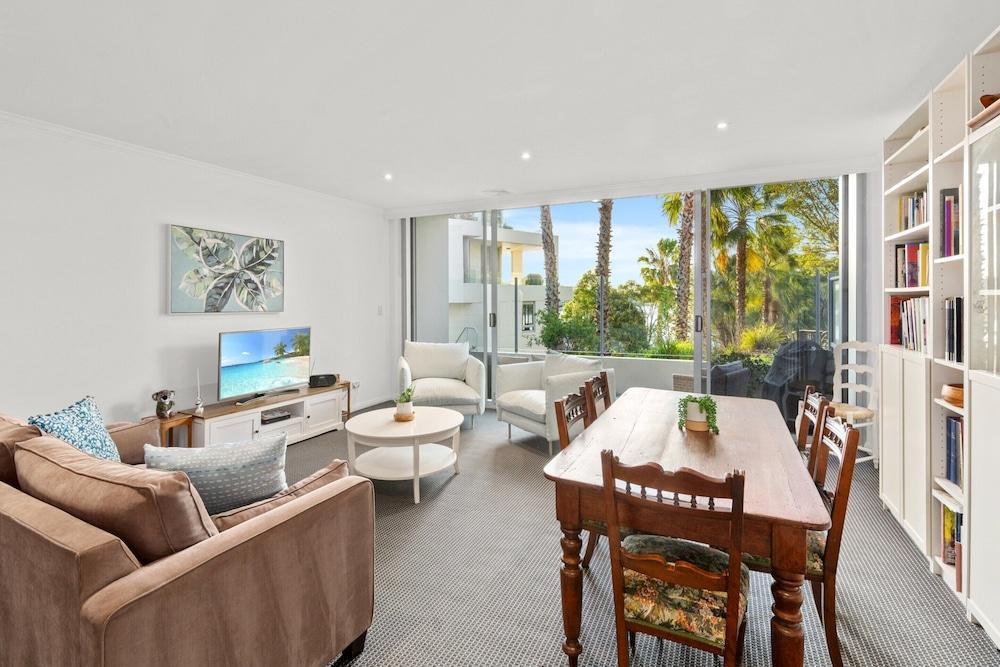 Gorgeous 2-bed Unit Near Riverside Parks - Tap to explore photos