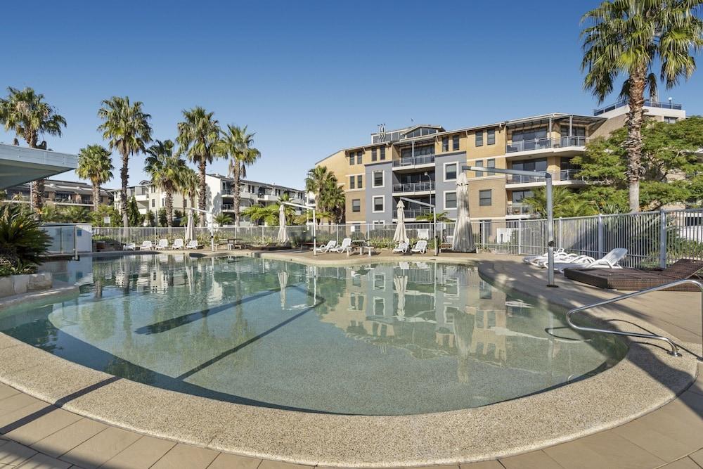 Gorgeous 2-bed Unit Near Riverside Parks - Tap to explore photos