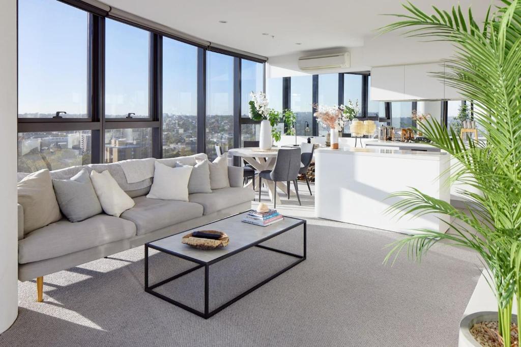 'Panoramic Elegance' Stylish off Chapel St with Pool - Tap to explore photos