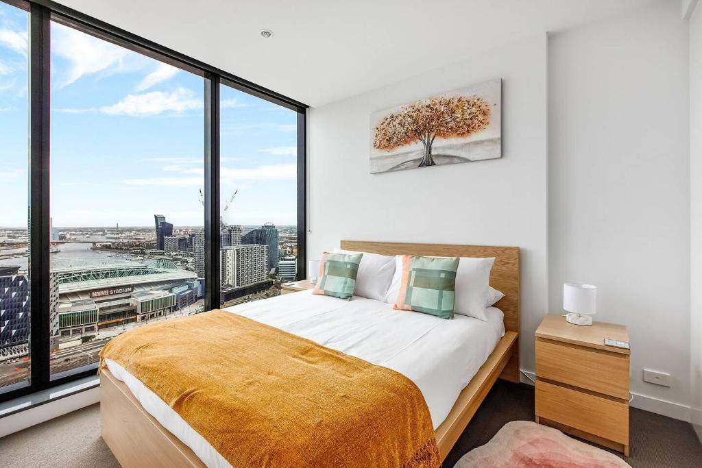 The Spencer Suite - Cityscape Panorama with Pool - Tap to explore photos