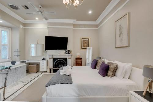 Mesmerising 3BR Home Cinema Room Spa Bath - Tap to explore photos