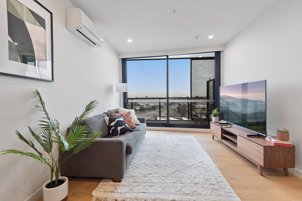 Contemporary 2-bed Haven With Swimming Pool