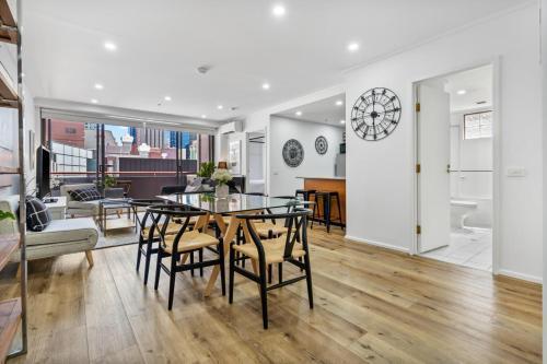 CBD 3BR - Sleeps 6 on Exhibition - Tap to explore photos