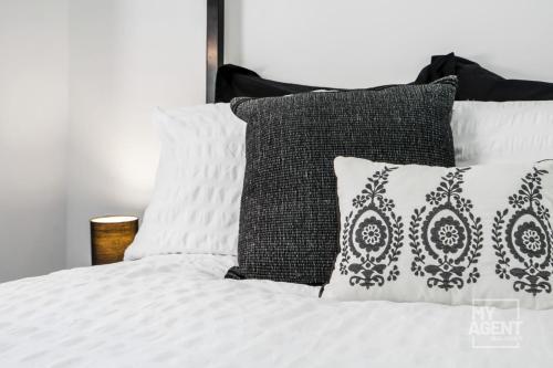 CBD 3BR - Sleeps 6 on Exhibition - Tap to explore photos
