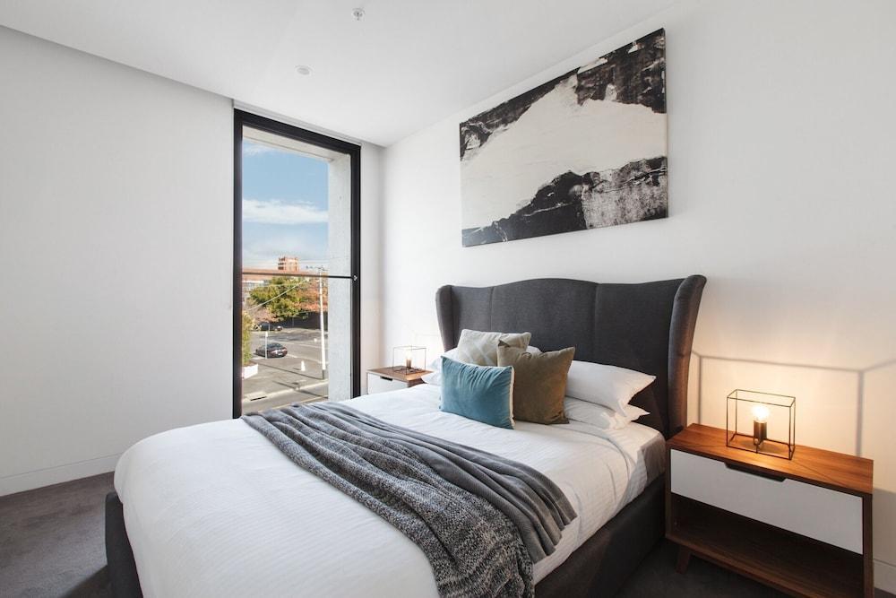 Chic 1-bed With a Sleek Balcony Near Shops - Tap to explore photos