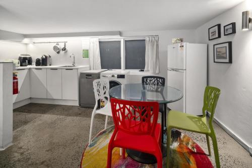 Surfie Pad 10 min Walk to Beach and Dining - Tap to explore photos