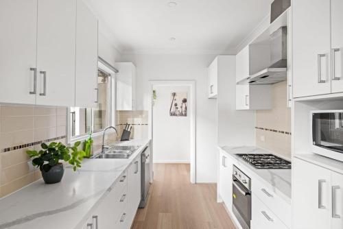 Elegant Double Room at Botany - Mins to Airport - Shared Bathroom Room Type - Double Room with Shared Bathroom