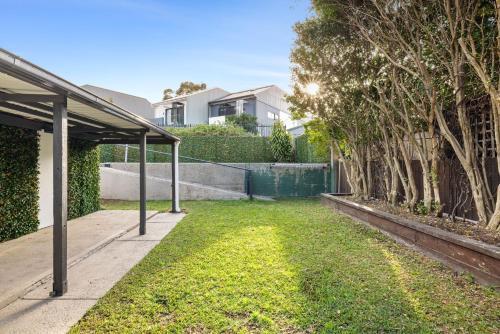 Elegant Double Room at Botany - Mins to Airport - Shared Bathroom - Tap to explore photos