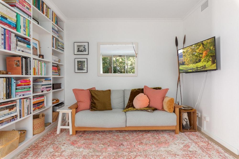 Lovely Harbourside 1-bed Close To Sydney Landmarks - Tap to explore photos