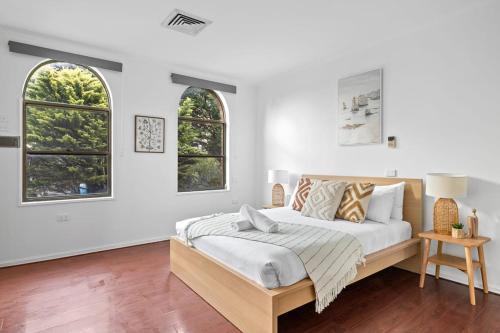 Luxe Ensuite Queen Room - Close to Stations & Shops Room Type - Queen Room with Private Bathroom