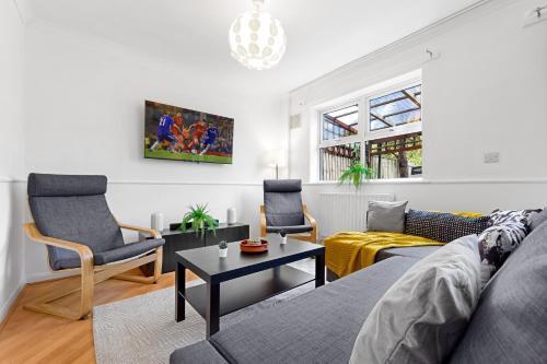 Cozylease 3-Bed Canary wharf Retreat,Near City LCY - Tap to explore photos