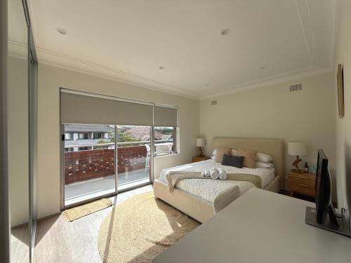Beachside Coogee Apt with Parking