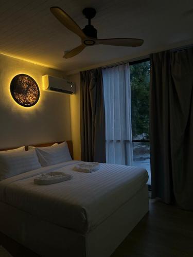 Atoll Retreat - Tap to explore photos