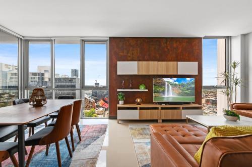 Central 2-bed With Parking & Stunning Views - Tap to explore photos