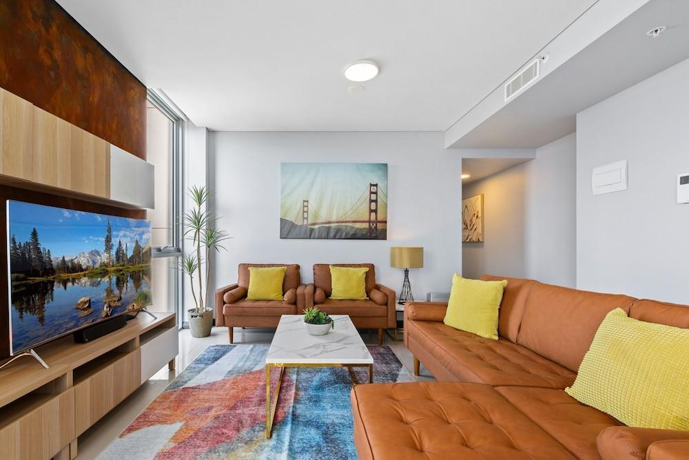 Central 2-bed With Parking & Stunning Views - Tap to explore photos