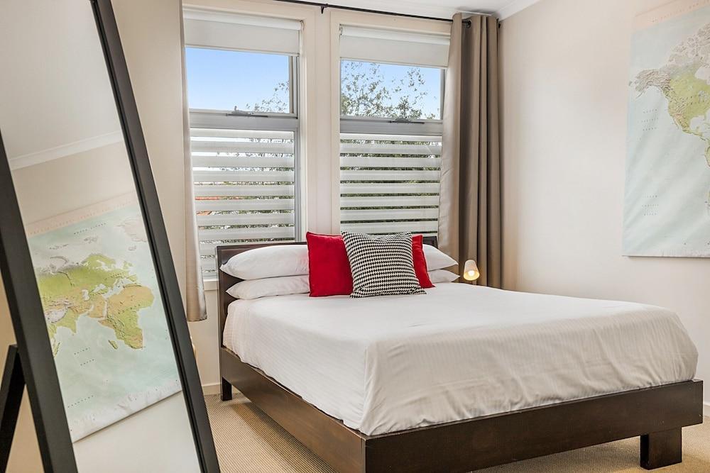 Stunning 2-bed Unit With BBQ Patio Near Dining - Tap to explore photos
