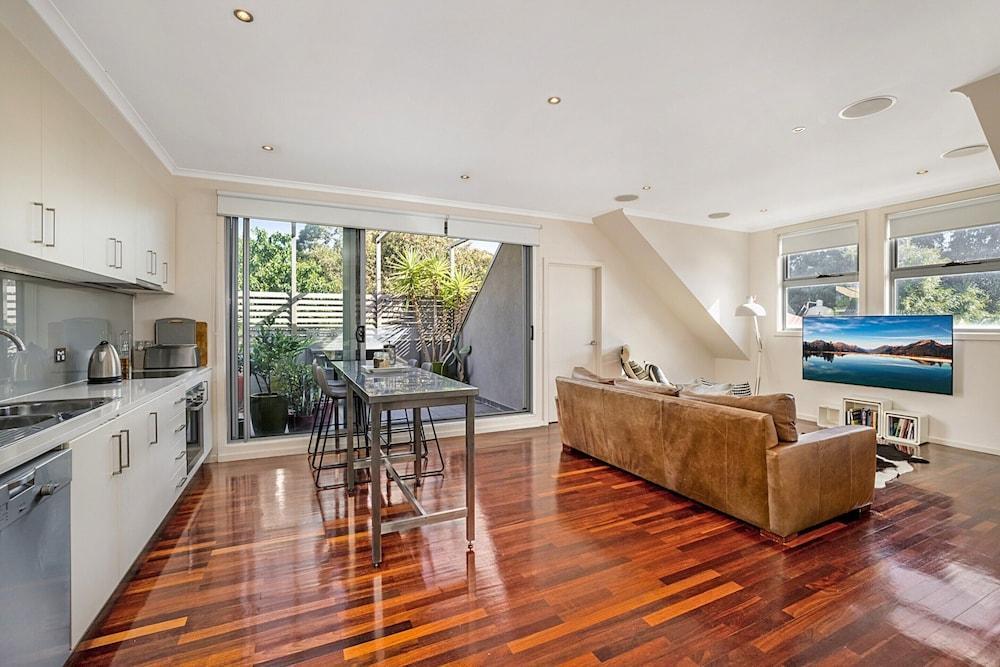 Stunning 2-bed Unit With BBQ Patio Near Dining - Tap to explore photos