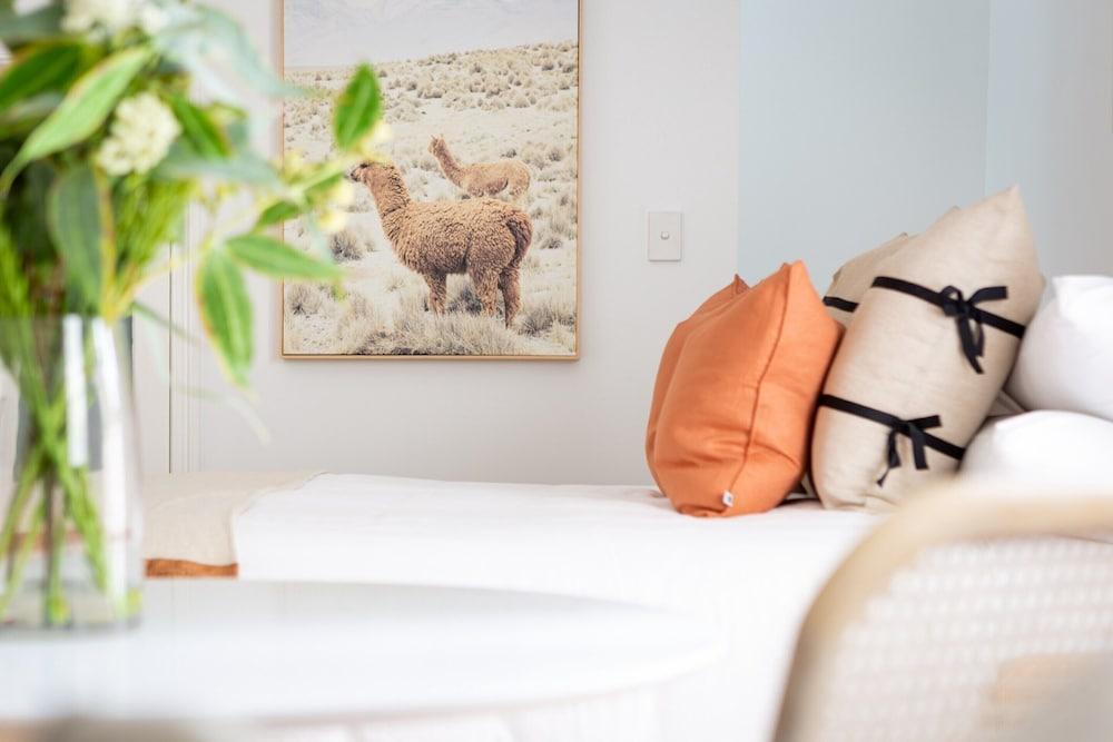 Chic Studio With Patio 20 min From CBD - Tap to explore photos
