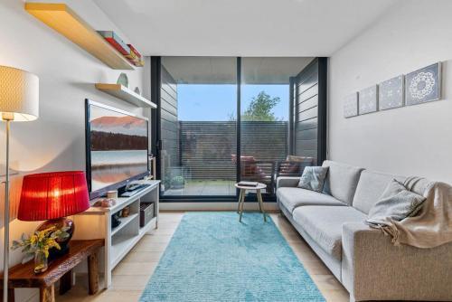 Chic 1-Bed Near Park, Function Centre and Shops - Tap to explore photos
