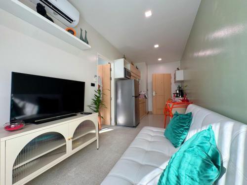 Green Home 1br Terrace, Pool, Gym Near Nice Beach - Tap to explore photos