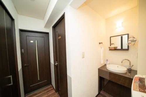 Luxury villa with comfy Kingbeds Near train station - Tap to explore photos