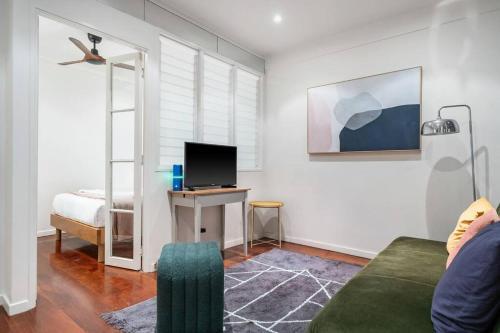 Eclectic Rushcutters Gem - Foosteps to the Harbour