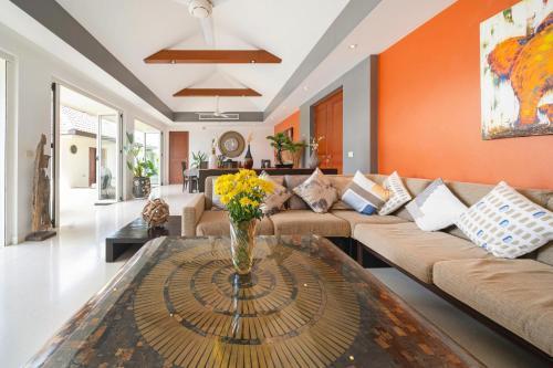 Stunning 5 bedrooms Villa with Panoramic Sea View - Tap to explore photos