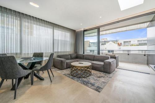 Inviting 2BR Unit w Parking near Coogee Beach - Tap to explore photos