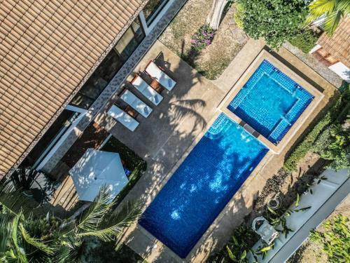 Coconut Palms huge swimming pool and pool table V136