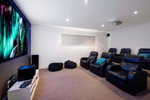 Dromana Grove SPA & POOL sleeps 15 - Tap to explore photos