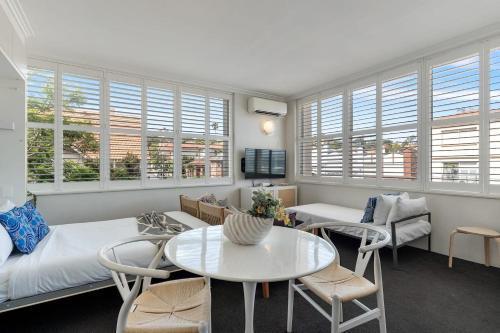 Bay Court Ii -spacious Studio Next To Hayes Beach - Tap to explore photos