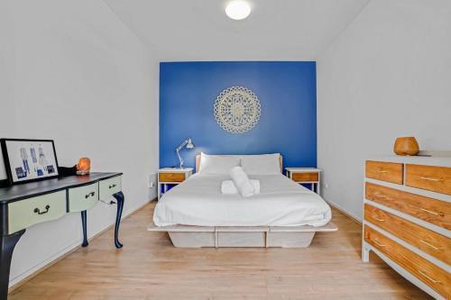 Brunswick Executive Apt 2BR with parking - Tap to explore photos