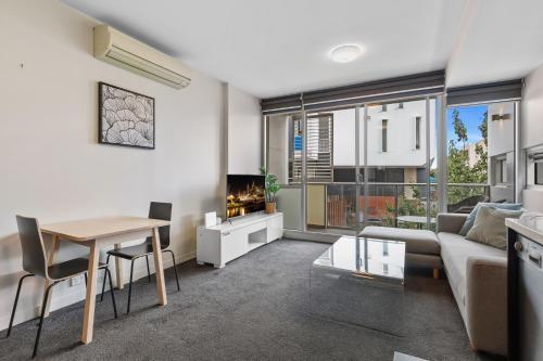 Fitzroy North 1-bed With Balcony by Edinburgh Park - Tap to explore photos