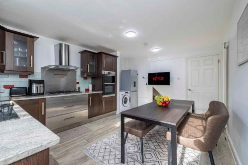 Charming 3-Bed Townhouse in Vibrant Ealing - Tap to explore photos