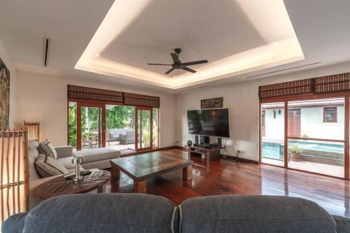 Luxurious 5-Bedroom , 24 hour security , jacuzzi ! V45 - Tap to explore photos