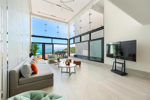 Master Peak H4 - Hillside Villa with Amazing Ocean Views - Tap to explore photos