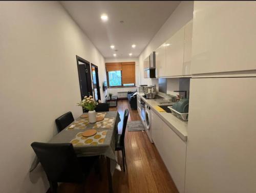 Central 1 Bed Croydon - 119 and 103 Exchange Court - 1 Bedroom - Tap to explore photos