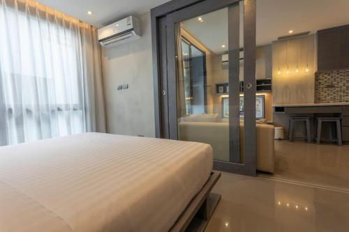 C141 Fully Loaded Best Facilities Nicest Apartment - Tap to explore photos
