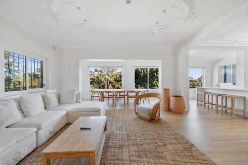 Luxe 3BR Full-Floor Suite with Views Darling Point - Tap to explore photos