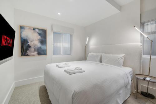 Luxe 3BR Full-Floor Suite with Views Darling Point - Tap to explore photos