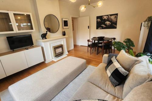 Classic comfort, space and style, steps from Albert Park - Tap to explore photos